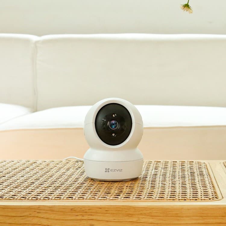 Ezviz videocamera da interno H6C 2MP in offerta da Euronics