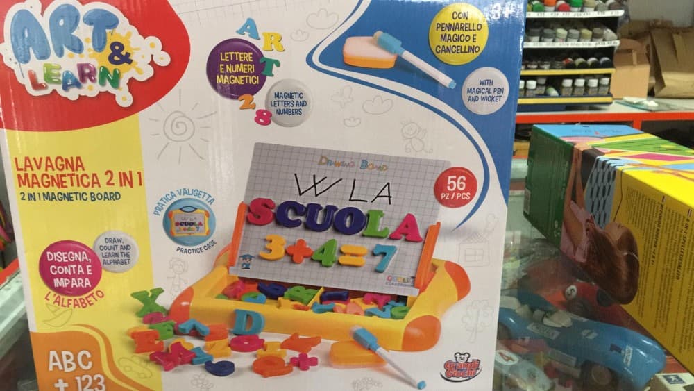 Lavagna magnetica 2 in 1 56 pezzi Art & Learn in offerta da Iper La grande i