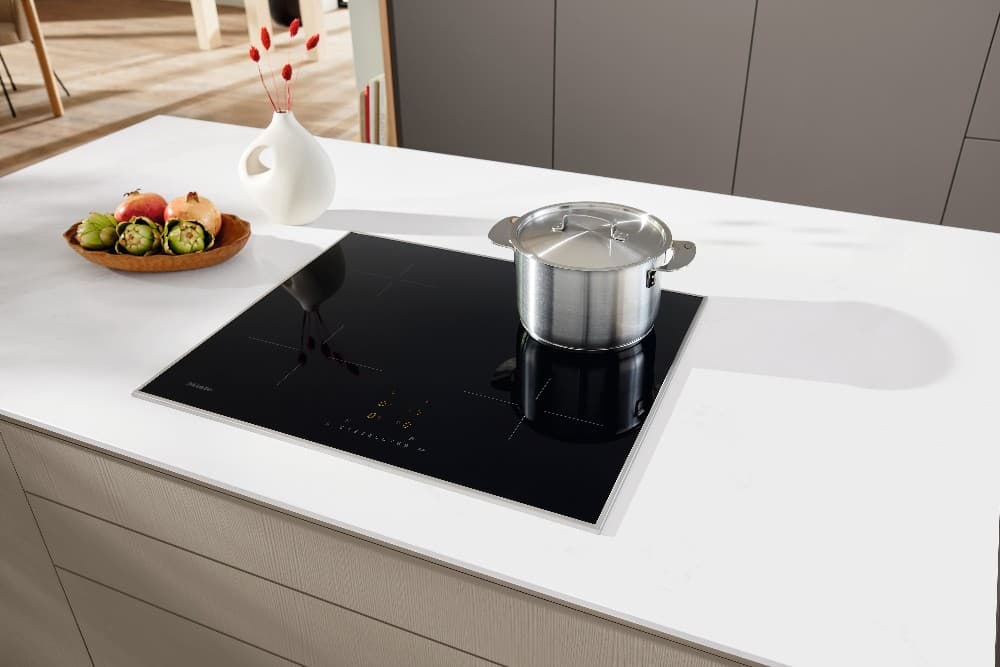 Piano induzione 60cm con spina Schuko KM 7221 FR, 626 x 526 mm Miele – Comet
