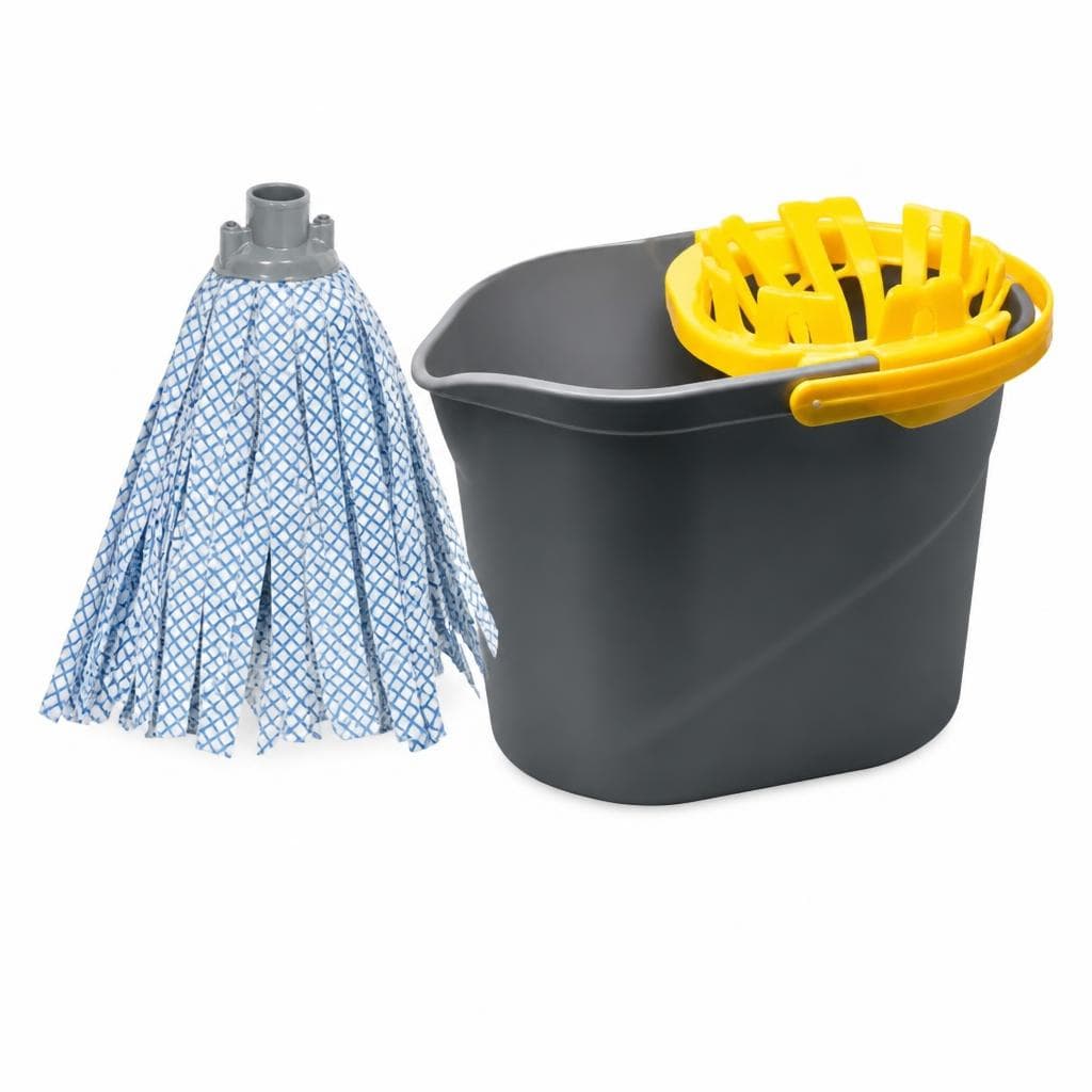Secchio con strizzatore e mop in offerta da Carrefour