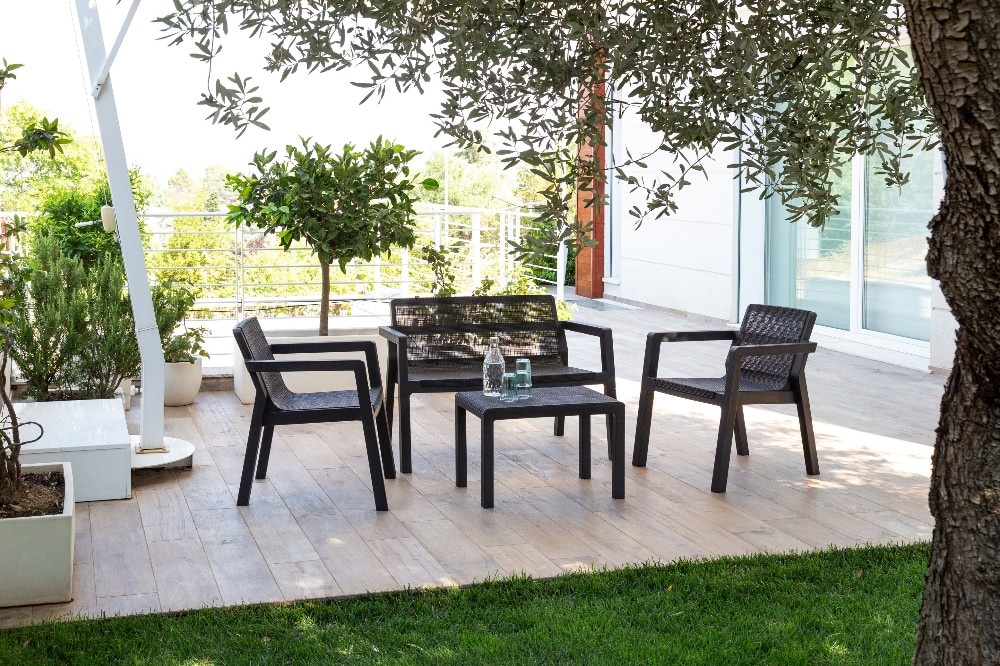 Tavolo con 2 sedie e divanetto Riviera TOOMAX in offerta da Happy Casa