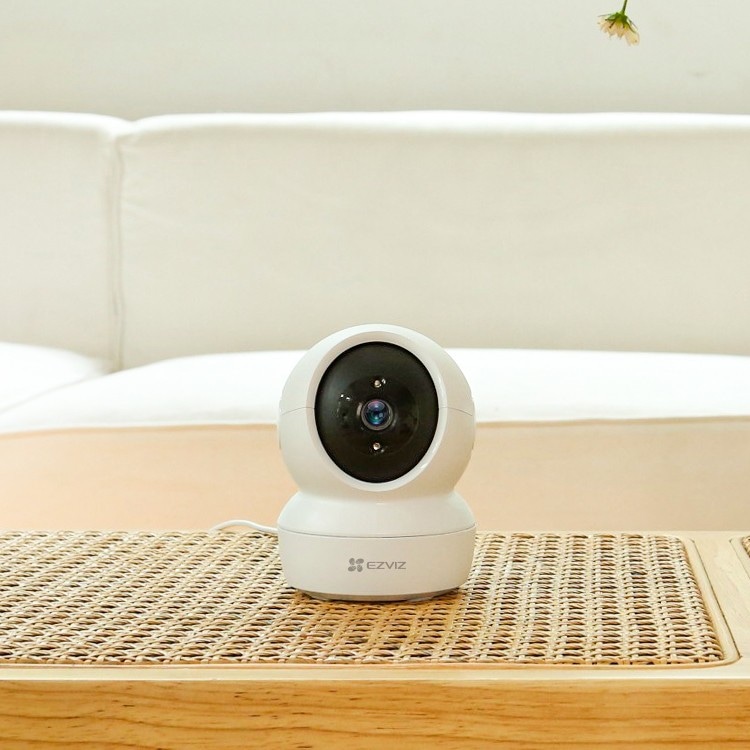 Ezviz videocamera da interno H6C 2MP in offerta da Euronics