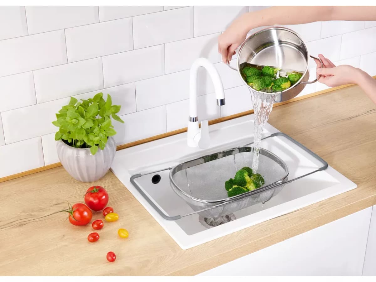 Scolatutto da lavello estensibile in offerta da Eurospin