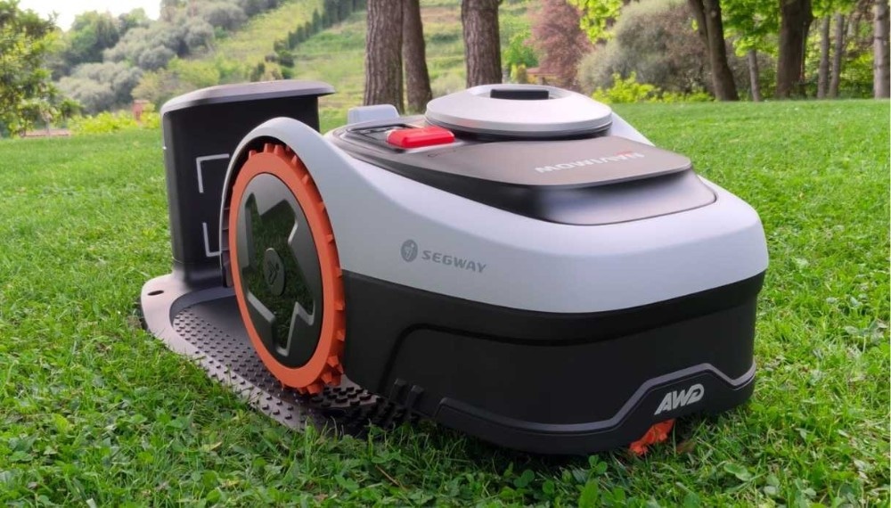 Robot tagliaerba senza cavo perimetrale NRTK + vision i206 AWD fino a 600 m² di prato - Offerta nel negozio Comet